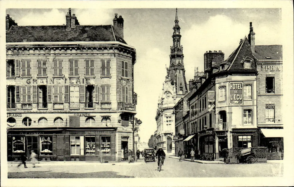 Sens — Rue de la République — Hotel da Coroa e edifício religioso - Frente