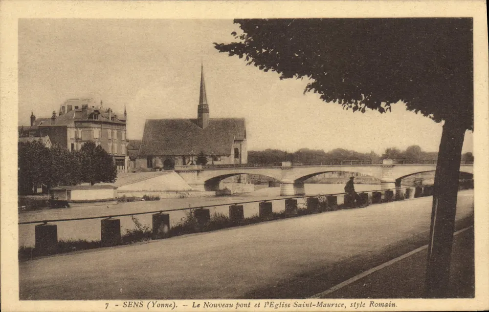 Sens (Yonne) — Der Neue Brücke und die Kirche Saint-Maurice, römischer Stil. - Vorderseite