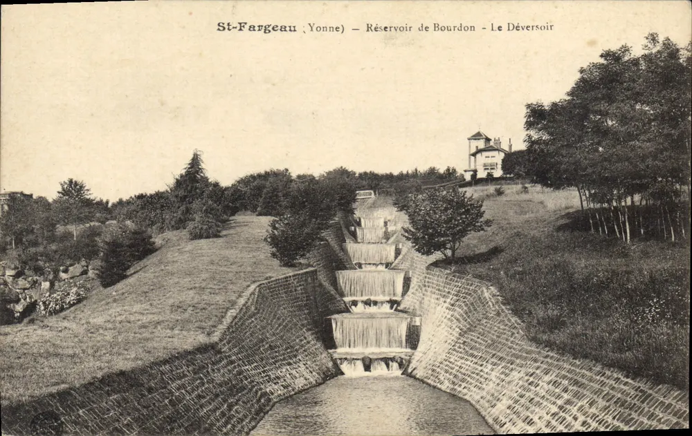 St-Fargeau (Yonne) — Reservoir Bourdon - Der Spillway - Vorderseite