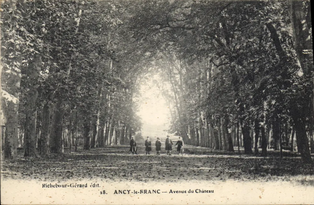 Ancy-le-Franc — Avenida do Castelo — Richebourg-Gérard édit. 28 - Frente