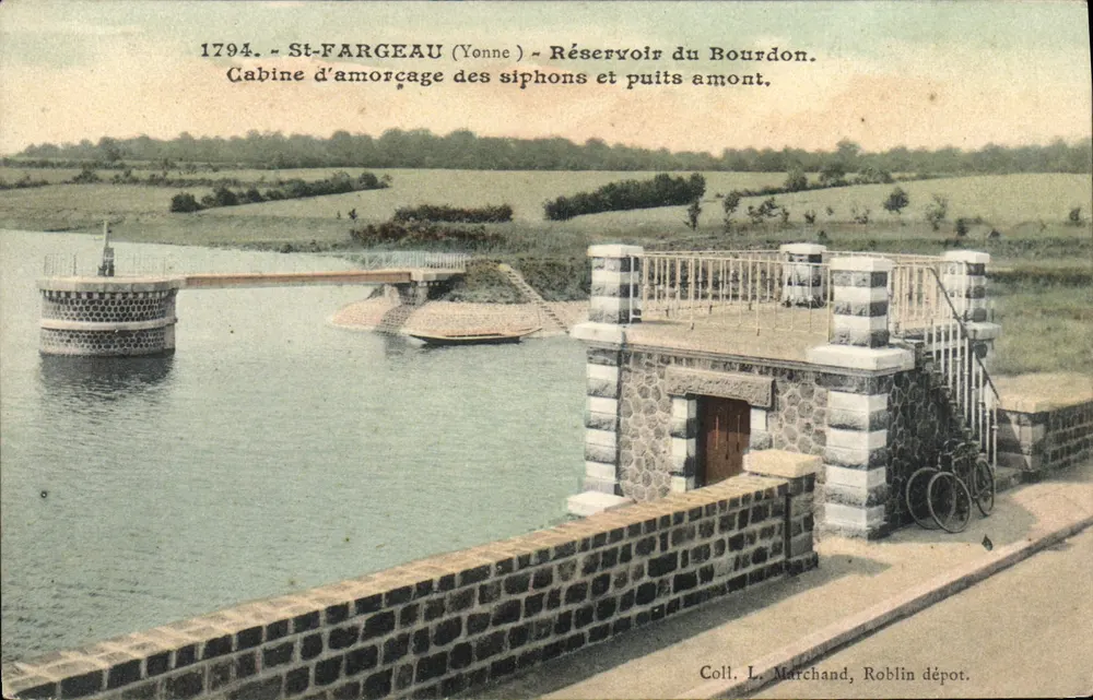 St-Fargeau (Yonne) — Reservoir Bourdon. Kabine zur Aufpumpung der Siphons und Quellbrunnen. — Coll. L. Marchand, Roblin depot. - Vorderseite