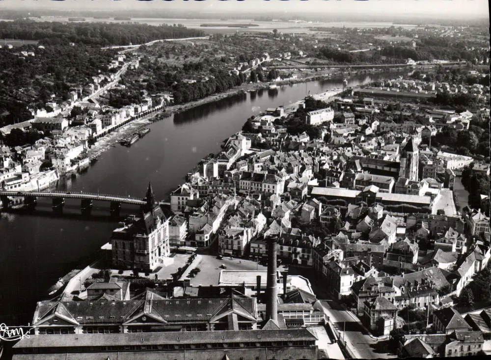 Corbeil-Essonnes (S.-et-O.) — Luftbild — Das Rathaus und die Seine — Éditions 'CLN', Imp. Combier - Vorderseite