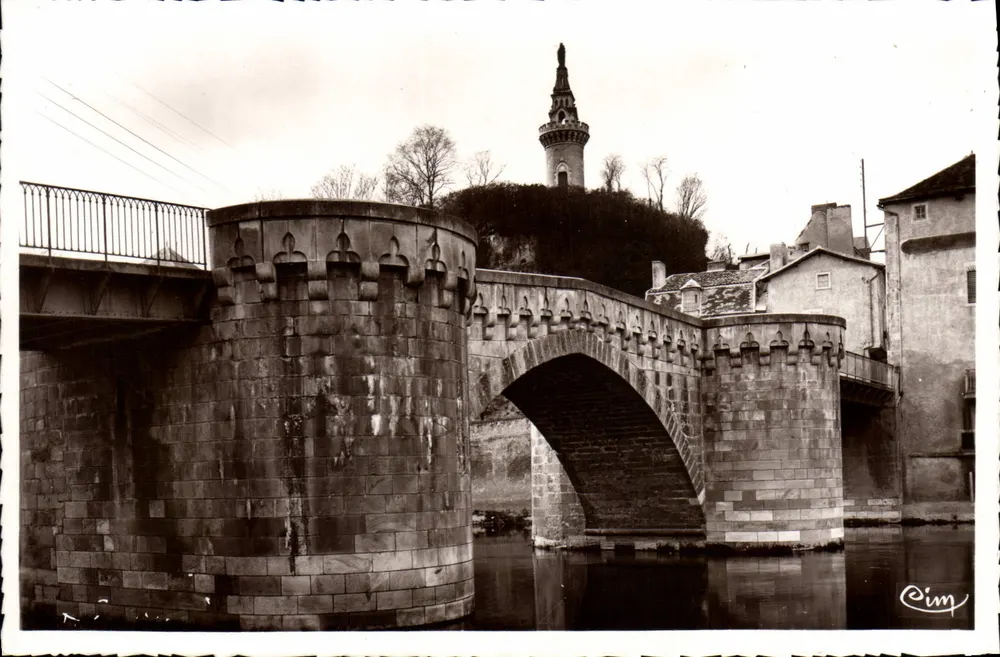 Montmorillon — Die Jungfrau des Schlosses und der Alte Brücke — Librairie Pontenaille, Montmorillon - Vorderseite