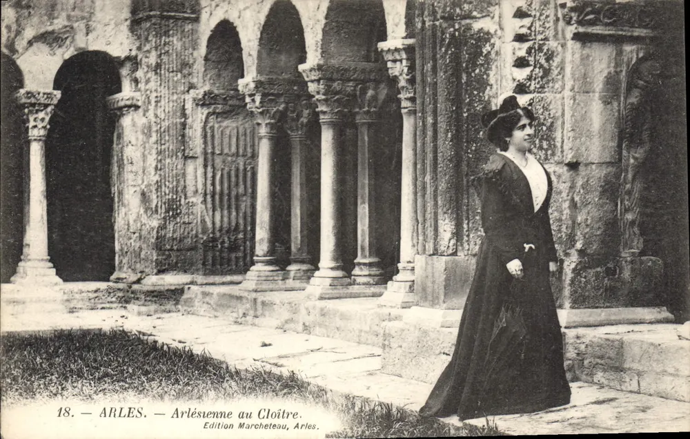 Arles — Mulher Arlésienne no Claustro — Edição Marcheteau, Arles - Frente