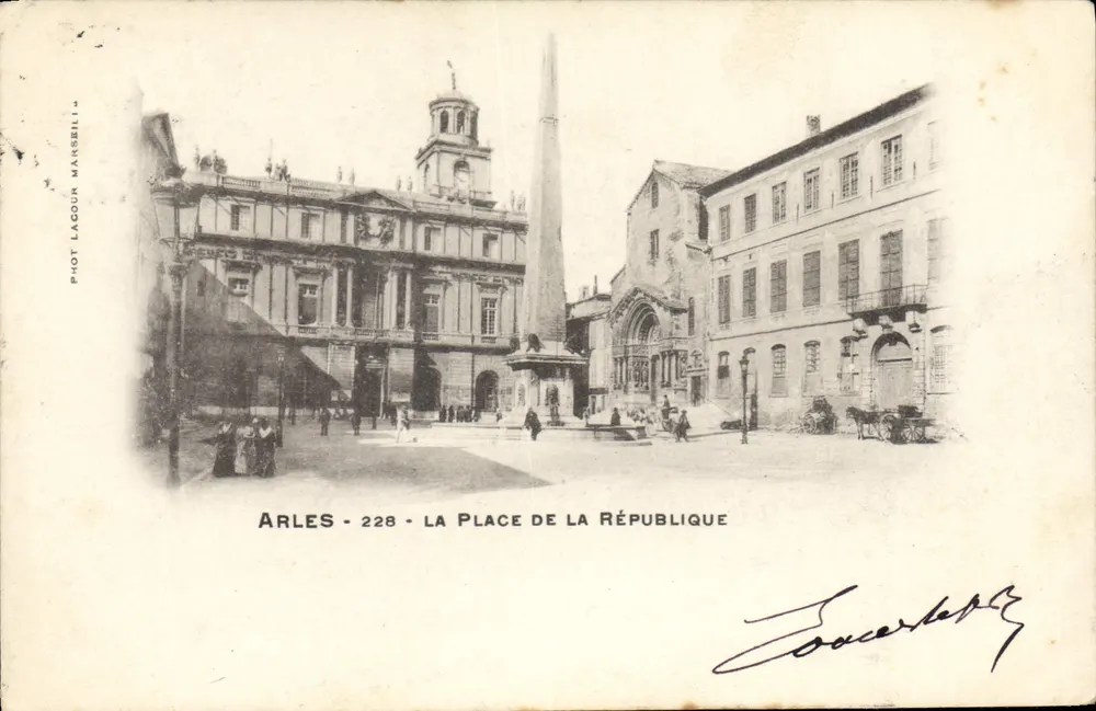 Arles - A Praça da República — editor Phot. Lacour, n° 228 - Frente