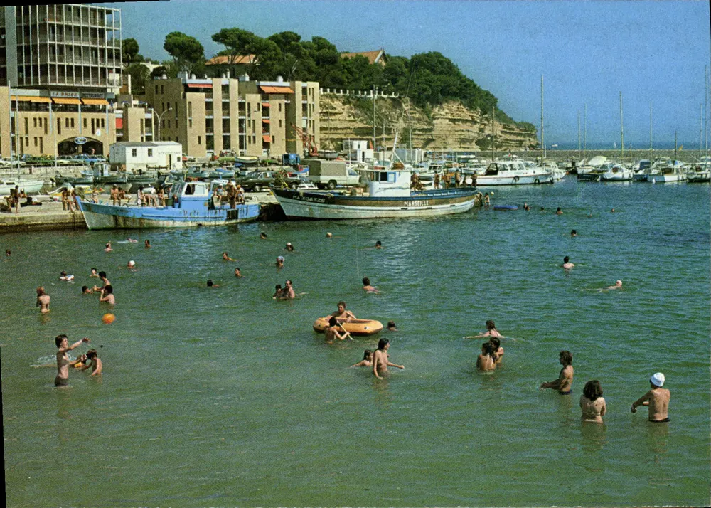 Praia de Marselha — vista do porto com barcos e banhistas — Reflets de la Côte Bleue, n°13.021.75 - Frente