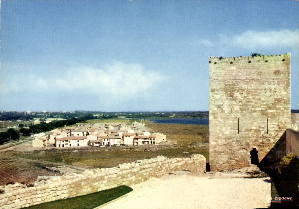 A Cegonha — Vista da torre e do vilarejo de Jonquière — Edições Rond-Point Hachette - Frente