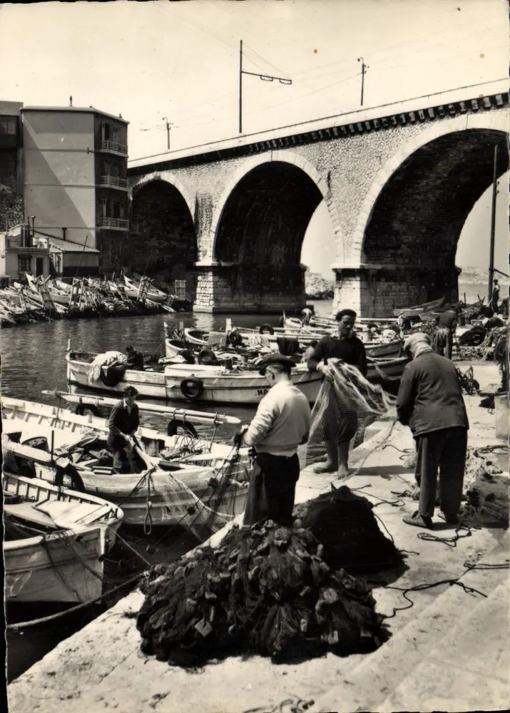 Pescadores no porto — sob o ponte ferroviária — Le Carrefour du Monde, n°1082 - Frente
