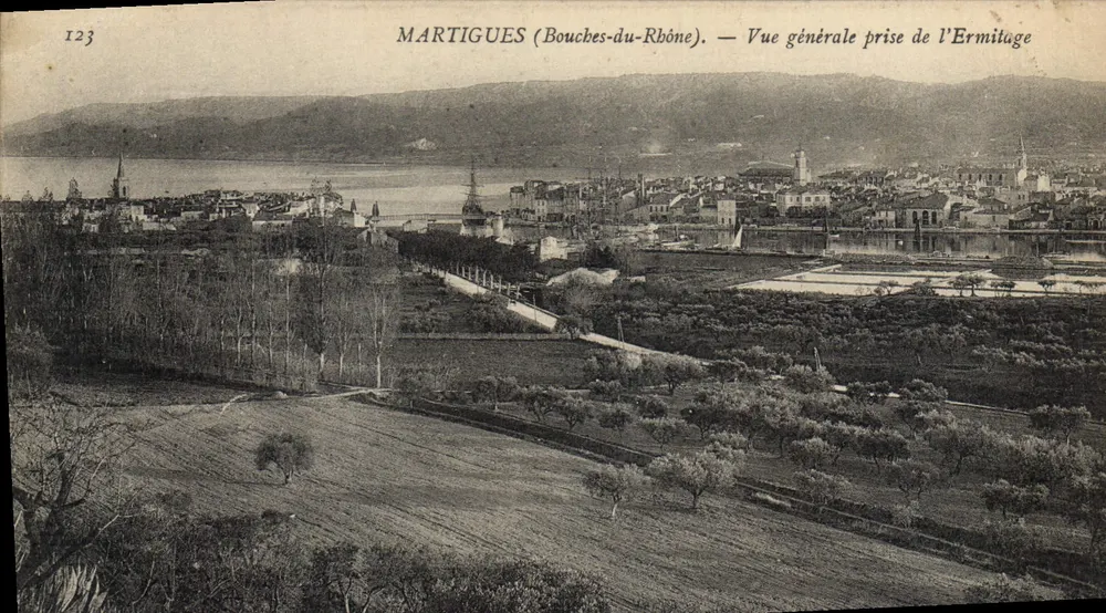 Martigues (Bouches-du-Rhône) — Vista geral tirada do Ermitage - Frente