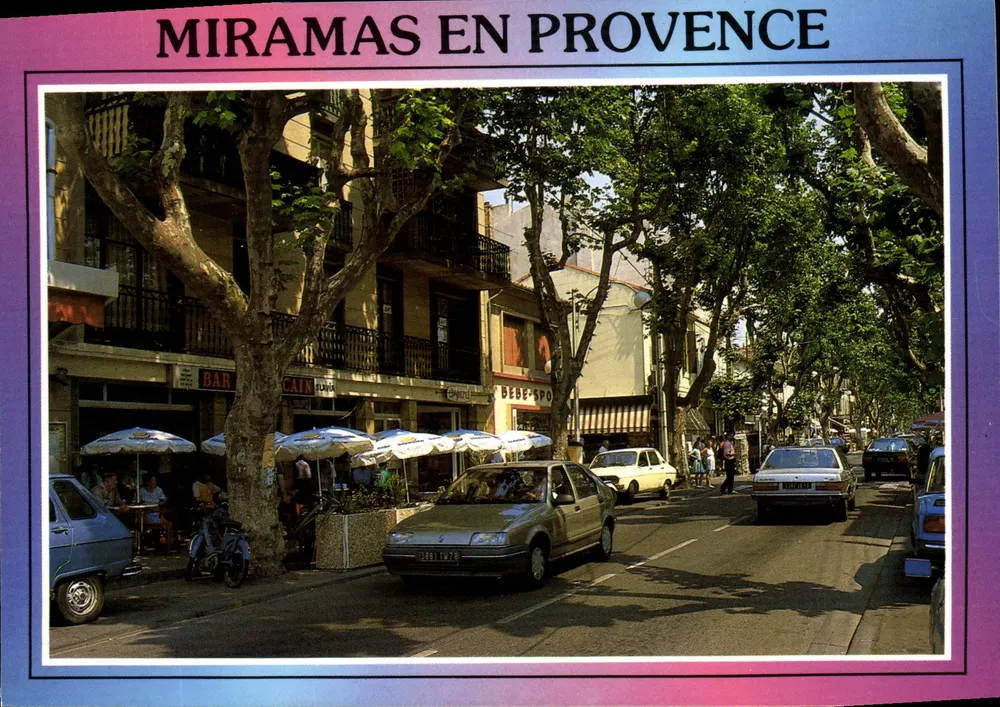 Miramas in der Provence — beschattete Straße mit Café-Terrasse — Images de France, Foto I. Anger - Vorderseite