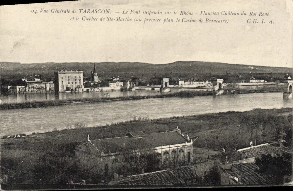 Vista Geral de TARASCON — O Ponte Suspensa sobre o Ródano, o Velho Castelo do Rei René e o Crocher de Ste-Marthe (no primeiro plano o Casino de Beaucaire) — Coleção L. A. - Frente