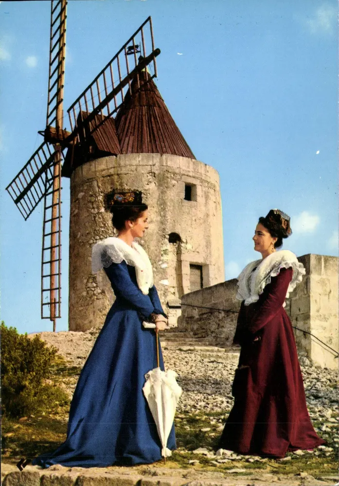 Zwei Frauen in Kleidung der Zeit vor einem Windmühle — Fontvieille — CAP - Théocâc Panazol - Vorderseite
