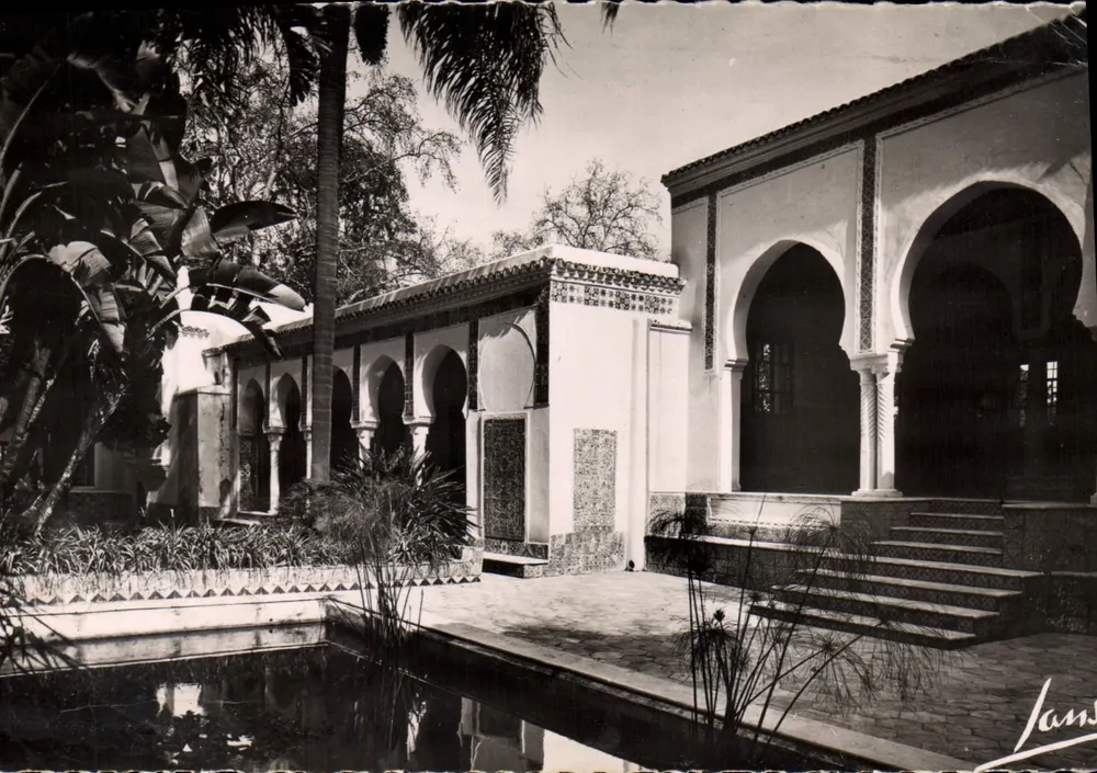 Jardim e pátio do Museu de Etnografia e Pré-História do Bardo — Argel — editor Lans - Frente