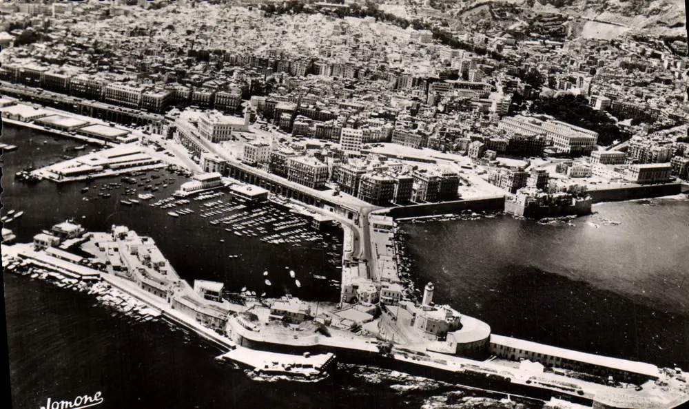 Jomone — Panoramablick auf die Stadt und den Hafen — Edition Aiger - Vorderseite
