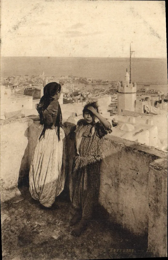 Dois crianças em Tarragone — vista do mar e da cidade — editor desconhecido, número de série não visível - Frente