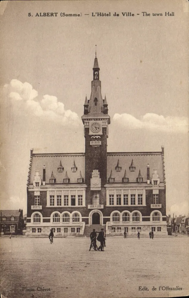 Albert (Somme) — O Hotel de Ville — Foto Chivot, Ed. de l'Offrandier - Frente