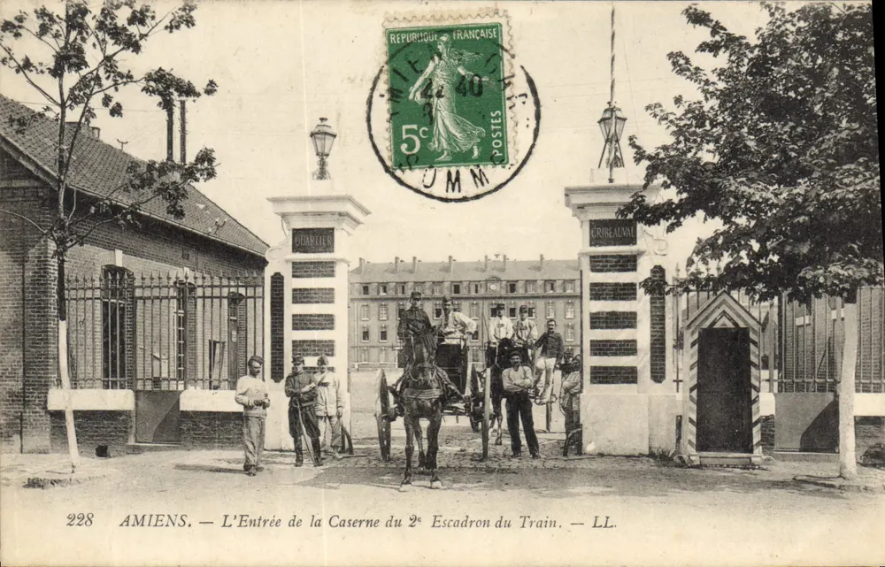 AMIENS — A Entrada da Caserna do 2º Escadron do Train — LL. - Frente