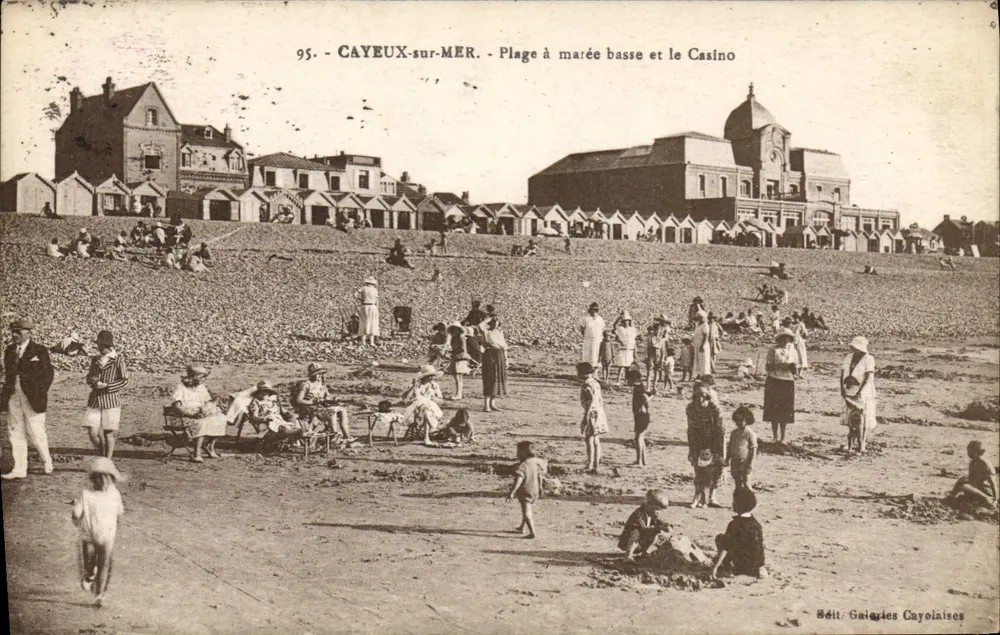 CAYEUX-sur-MER - Strande bei Ebbe und das Casino — Verlag Galeries Cayolaises - Vorderseite