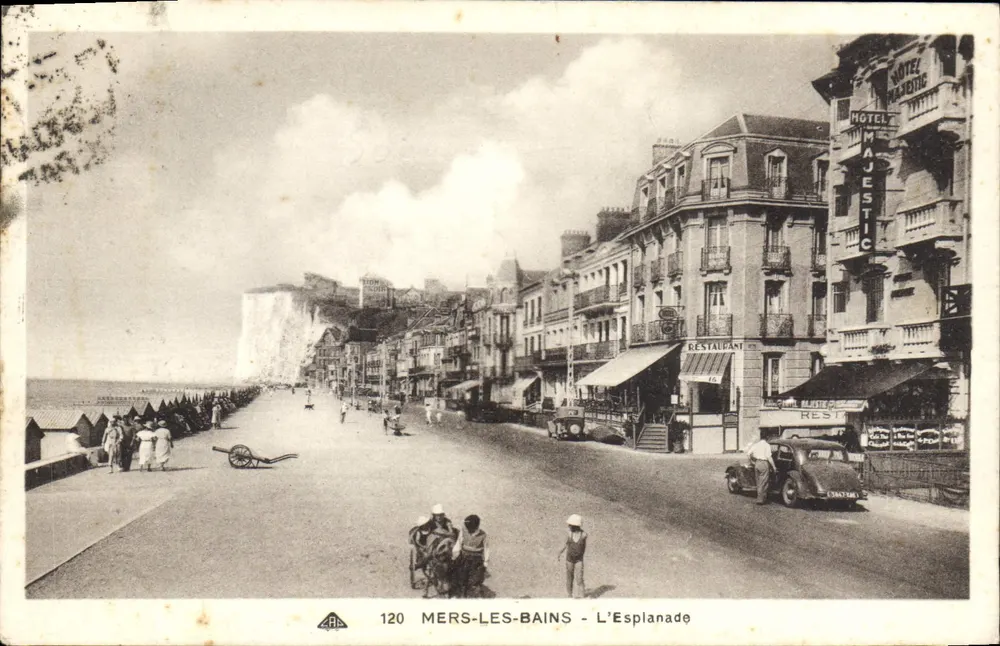 Mers-les-Bains - A Esplanada — vista da Esplanada com o Hotel Majestic e o restaurante — Bilhete postal antigo n°120, editor Bilhete postal antigo des Arts Photographiques - Frente