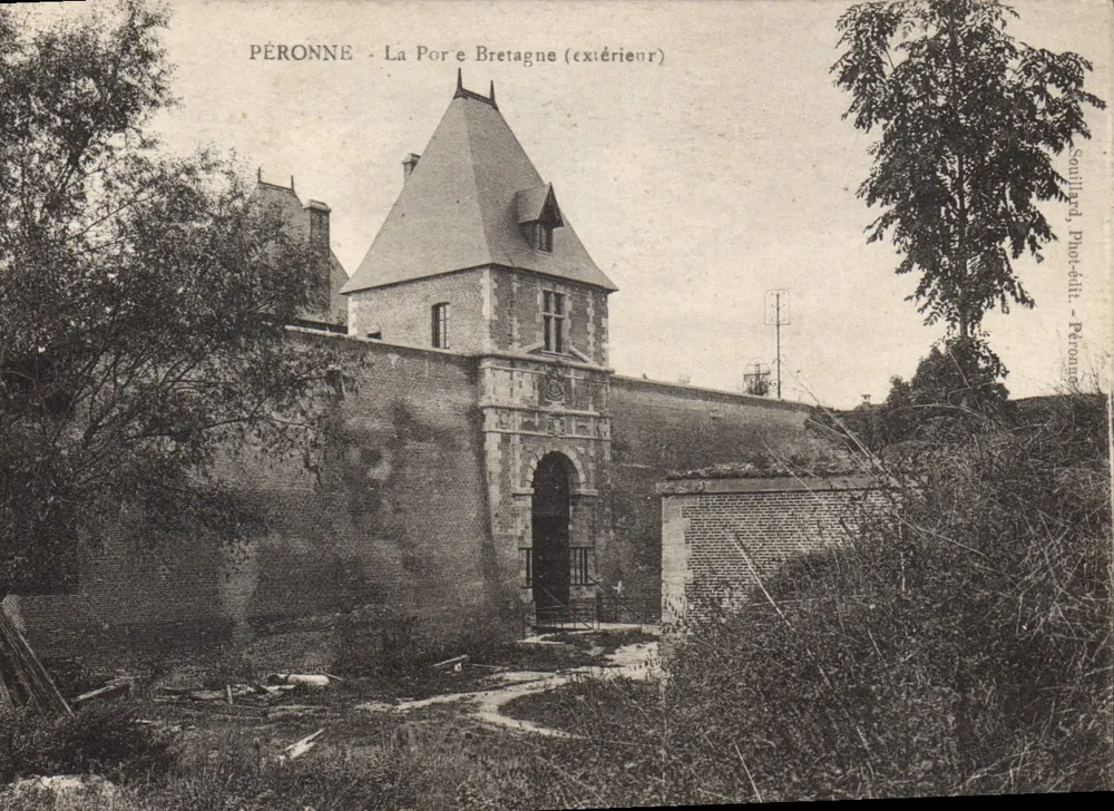 Péronne - A Porta da Bretanha (exterior) — Souillard, Fotografia — Péronne - Frente