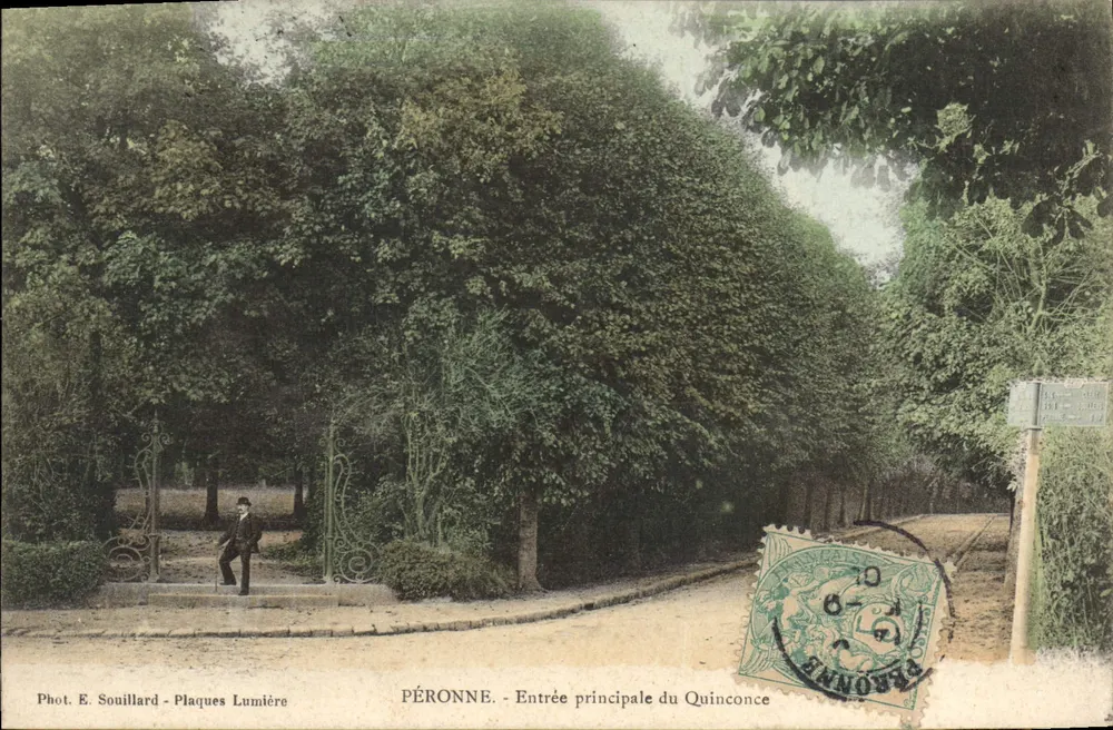 Péronne - Entrada principal do Quinconce — Fot. E. Souillard - Plaques Lumière - Frente