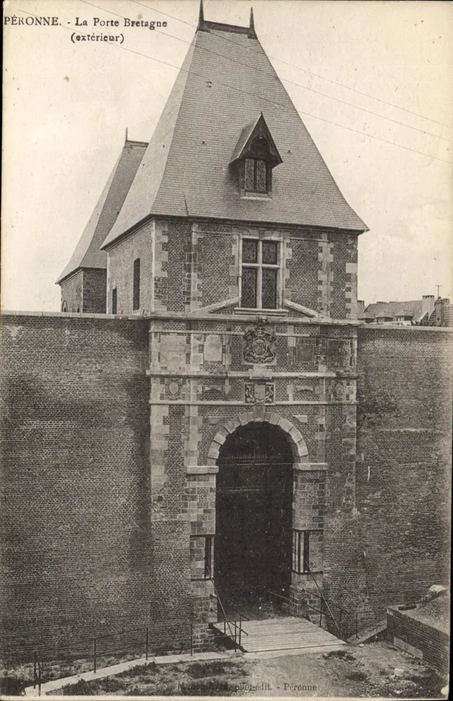 Péronne - A Porta da Bretanha (exterior) — vista da entrada monumental — editor Pérone - Frente