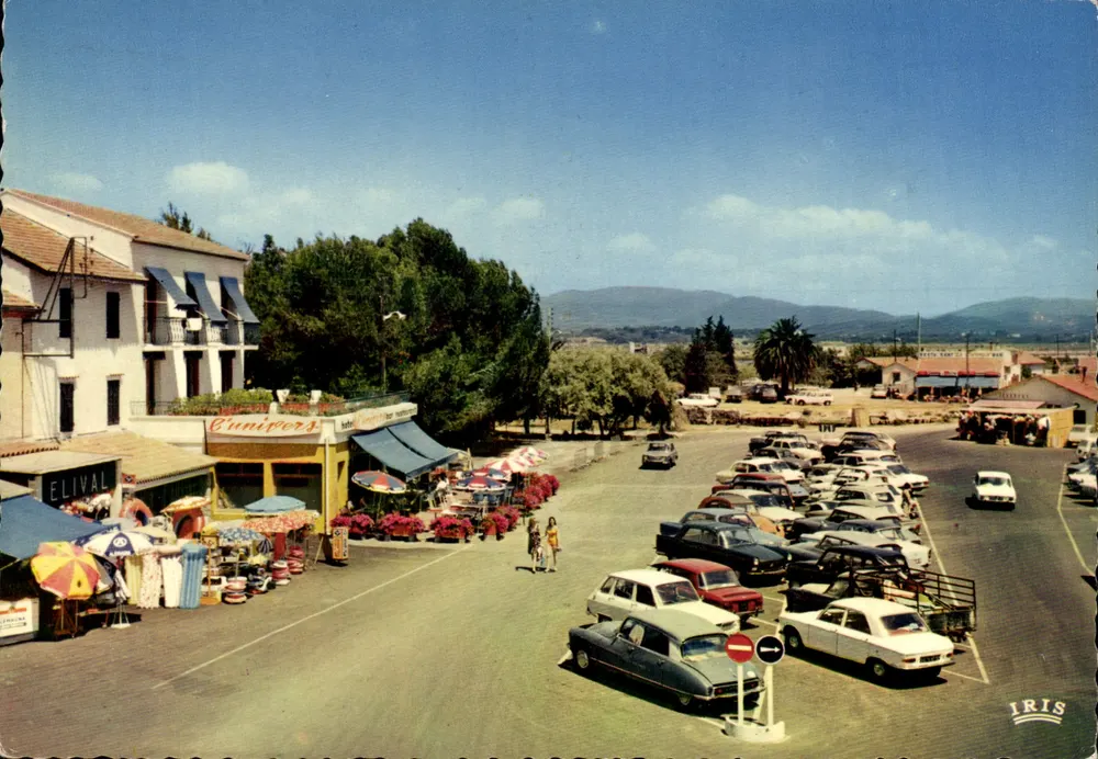 Place des Salins — Les Salins-d'Hyères — editor IRIS - Frente