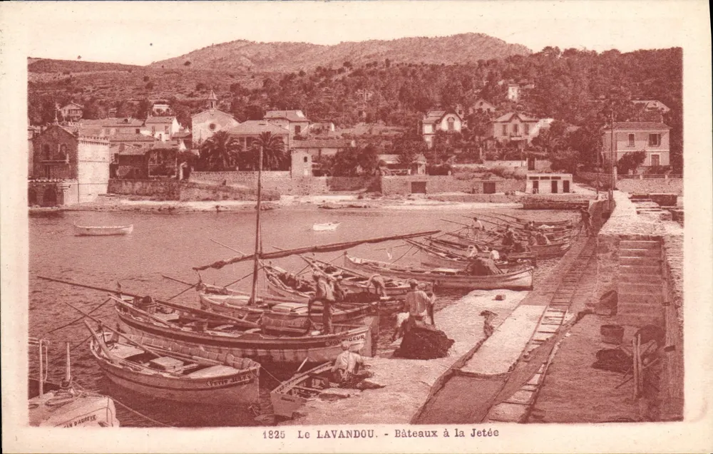 Le Lavandou - Bâteaux à la Jetée — 1925 — Éditeur : JAR PARPOTTE - Awers
