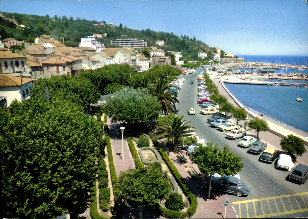 Le Lavandou (Var) — A Costa Azul — vista do boulevard e do porto — Edições « MAR » - Frente