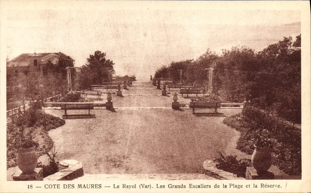 Côte des Maures — Le Rayol (Var). Die Großen Treppen der Strandpromenade und das Reservat. - Vorderseite