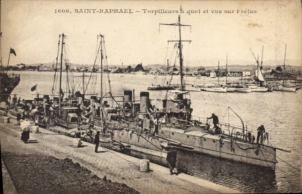 Saint-Raphaël — Torpilleure am Kai und Blick auf Fréjus — Verlag Giletta, n° 1606 - Vorderseite