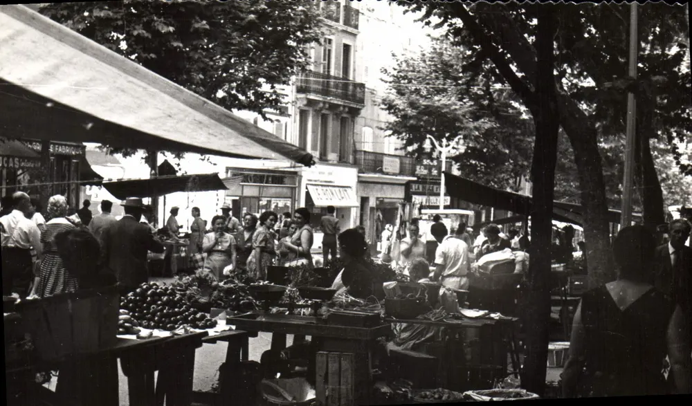 Mercado animado em Toulon — vista de rua — editor R. Caujolle, Marselha - Frente