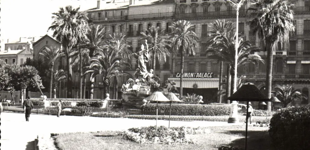 Toulon — Place de la Liberté — La Provence Touriste UF, n°33 - Frente