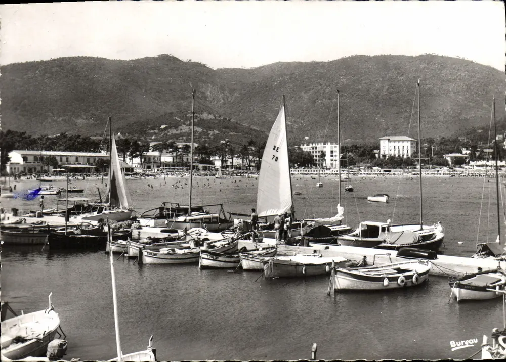 Cavalier-sur-Mer — praia e porto — Bureau - Frente
