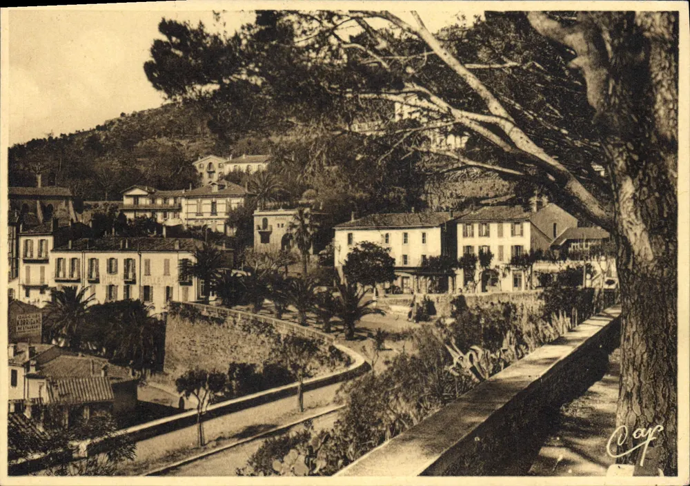 Bormes-les-Mimosas — Os Hotéis — As Belas Edições Francesas - Frente