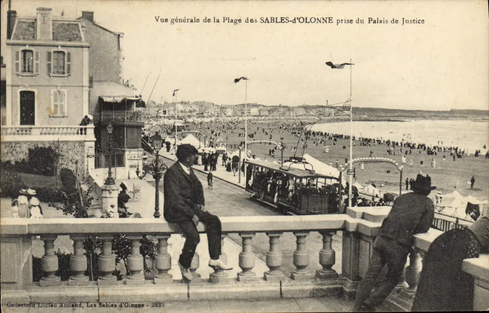 Vista geral da Praia dos SABLES-d'OLONNE tirada do Palácio de Justiça — Coleção Lucien Amiland, n° 2833 - Frente