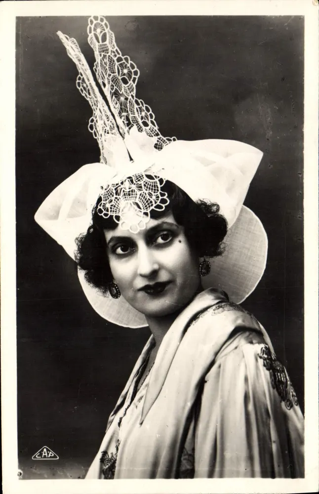 Mulher com chapéu de renda — retrato — C.A.P. Photo, Paris - Frente