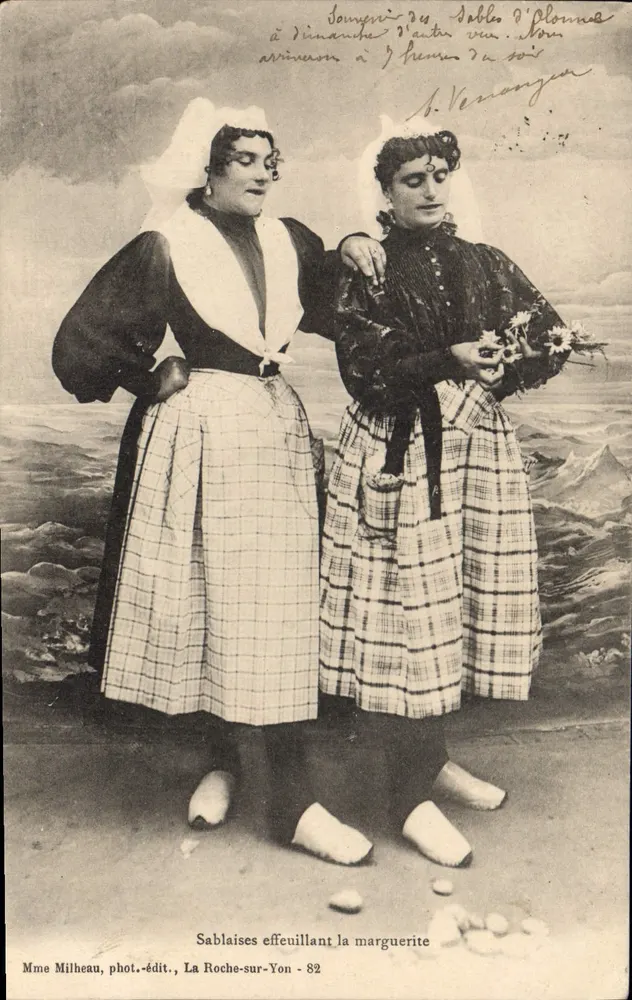 Mulheres sablaisas desfolhando a margarida — Sra. Milheau, fot.-edit., La Roche-sur-Yon - 82 - Frente