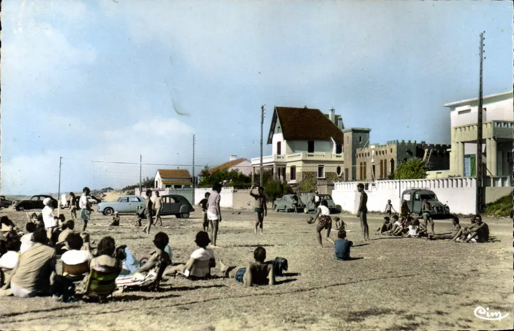 Notre-Dame-de-Monts — belebte Strandpromenade mit Autos und Gebäuden — Verlag Pim - Vorderseite