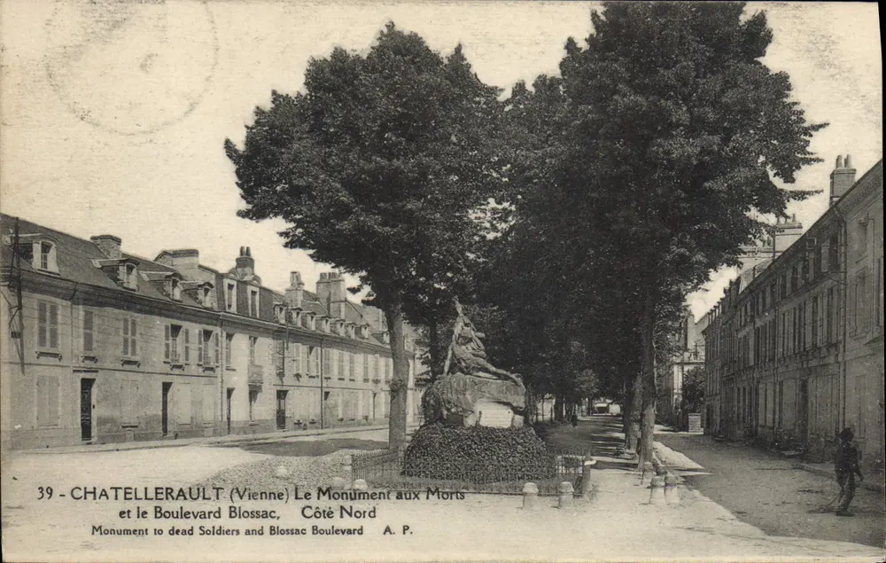 Châtellerault (Vienne) - O Monumento aos Mortos e o Boulevard Blossac, Lado Norte — A. P. n°39 - Frente