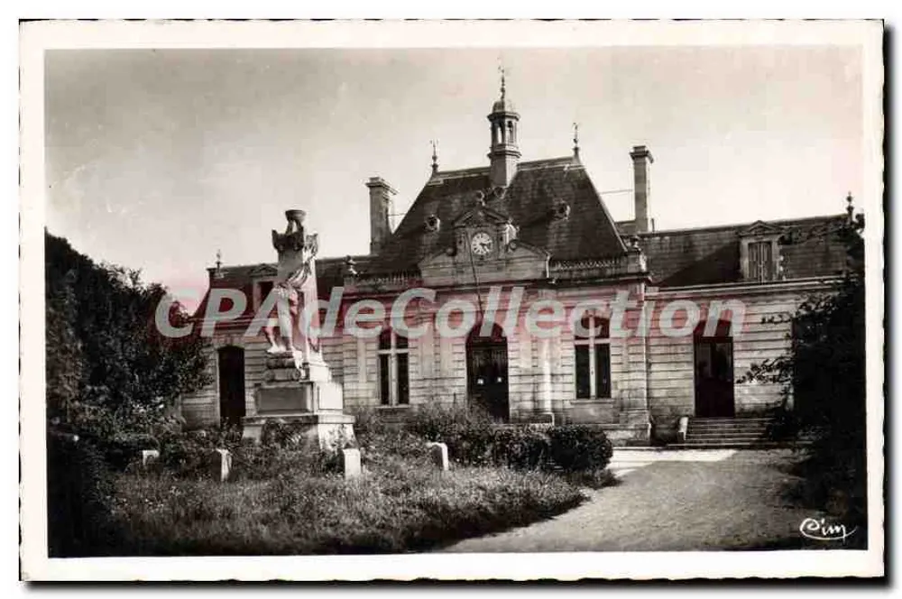 Saint-Georges-d'Oléron — Rathaus und Kriegerdenkmal — Photo J. LACON - Vorderseite
