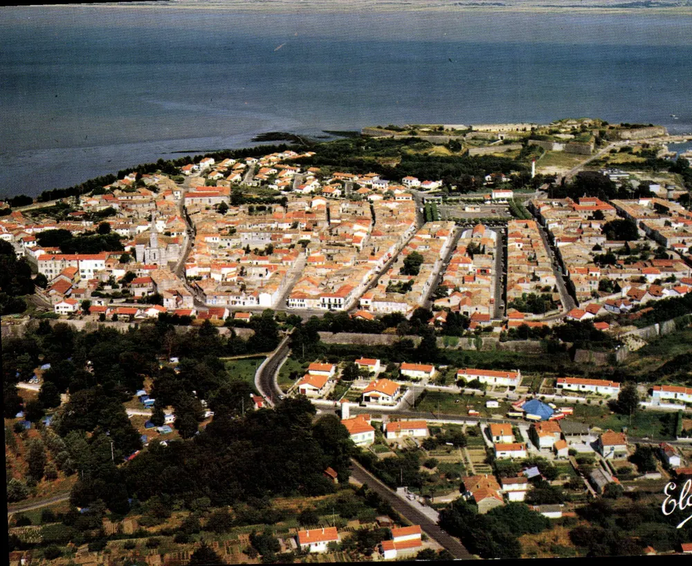 Ilha de Oléron — O Castelo — Vista Geral — Élécécolor - Frente