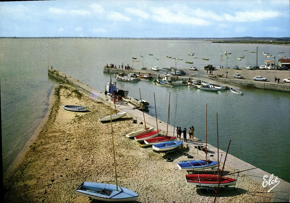 Ile d'Oleron — Eingang zum Hafen mit der Segelschule im Hintergrund, der Neue Brücke, die die Insel mit dem Festland verbindet — Verlag Elcée - Vorderseite