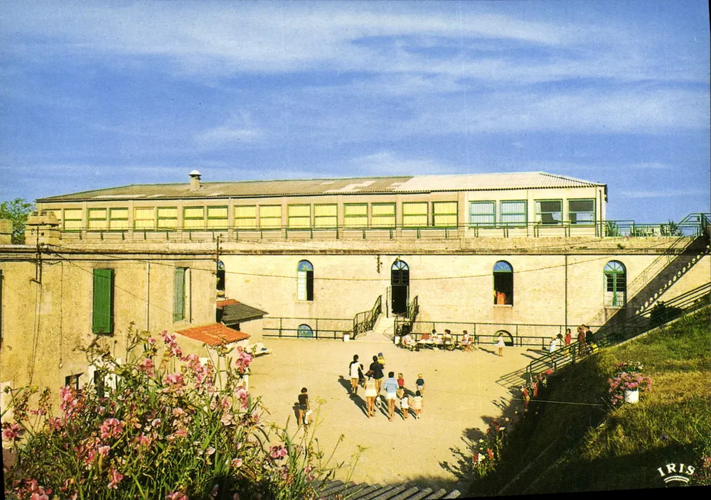 Port des Barques — Altes Fort, Ferienzentrum der Armee — IRIS - Vorderseite
