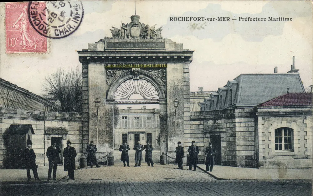 ROCHEFORT-sur-MER — Prefeitura Marítima — entrada monumental com inscrição 'LIBERTÉ ÉGALITÉ FRATERNITÉ' e guardas em uniforme - Frente