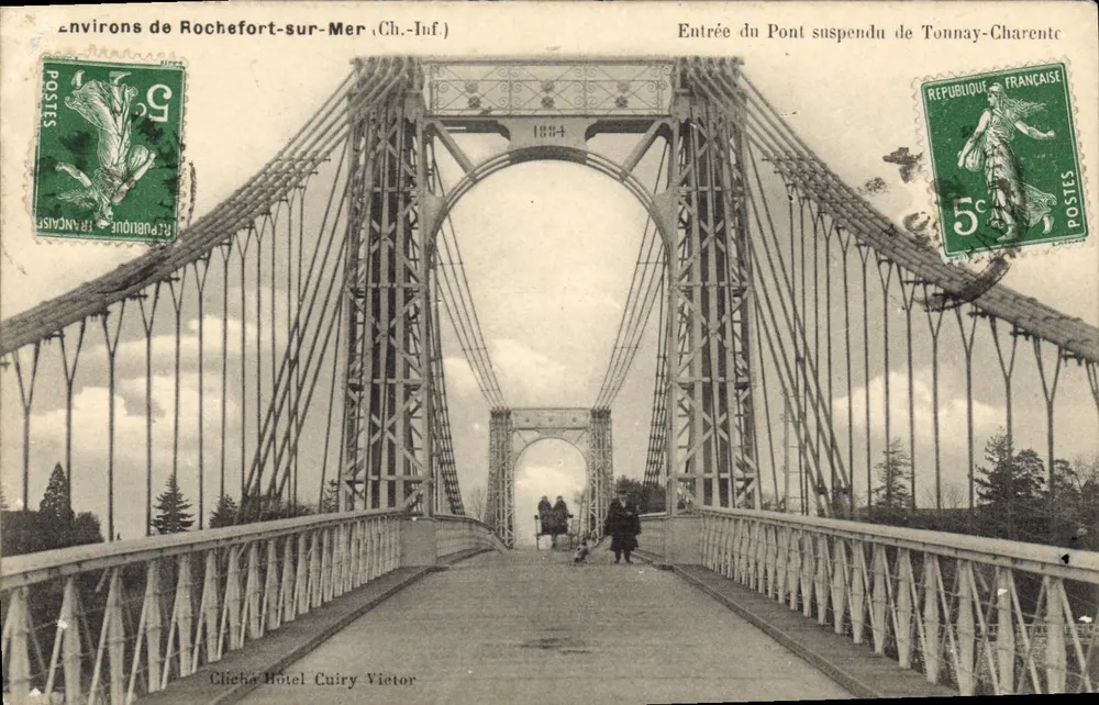 Um Rochefort-sur-Mer (Ch.-Inf.) — Eingang zur Hängebrücke von Tonnay-Charente — Cliché Hotel Cuiry Victor - Vorderseite