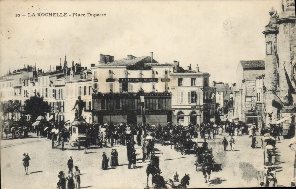 La Rochelle - Praça Duperré — vista animada com estátua e loja 'La Lafarge Succ' — editor desconhecido, n° 20 - Frente