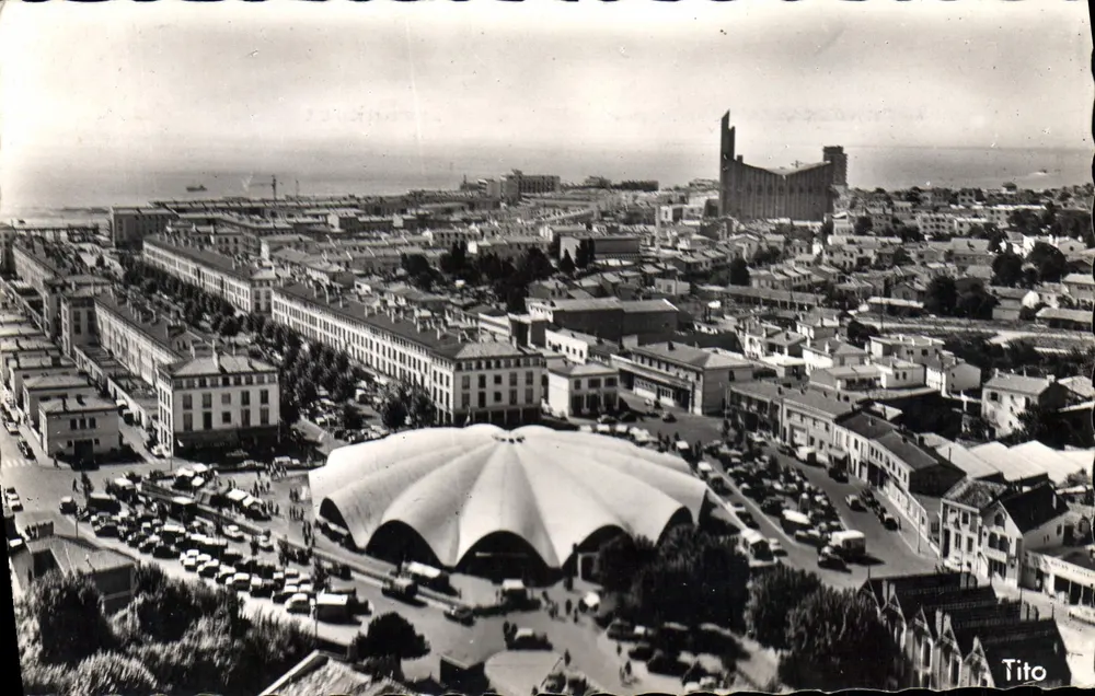 Royan — Vista aérea do centro da cidade com o Centro de Convenções — Tito - Frente