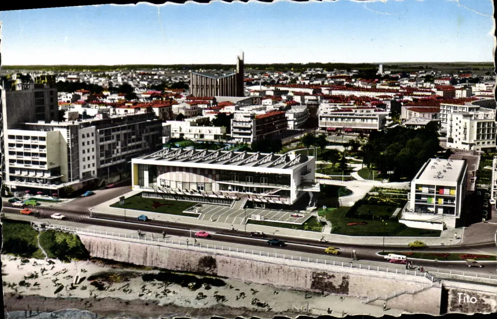 Saintes — Luftbild des Kongresspalastes — Verleger Tito, Seriennummer nicht sichtbar - Vorderseite