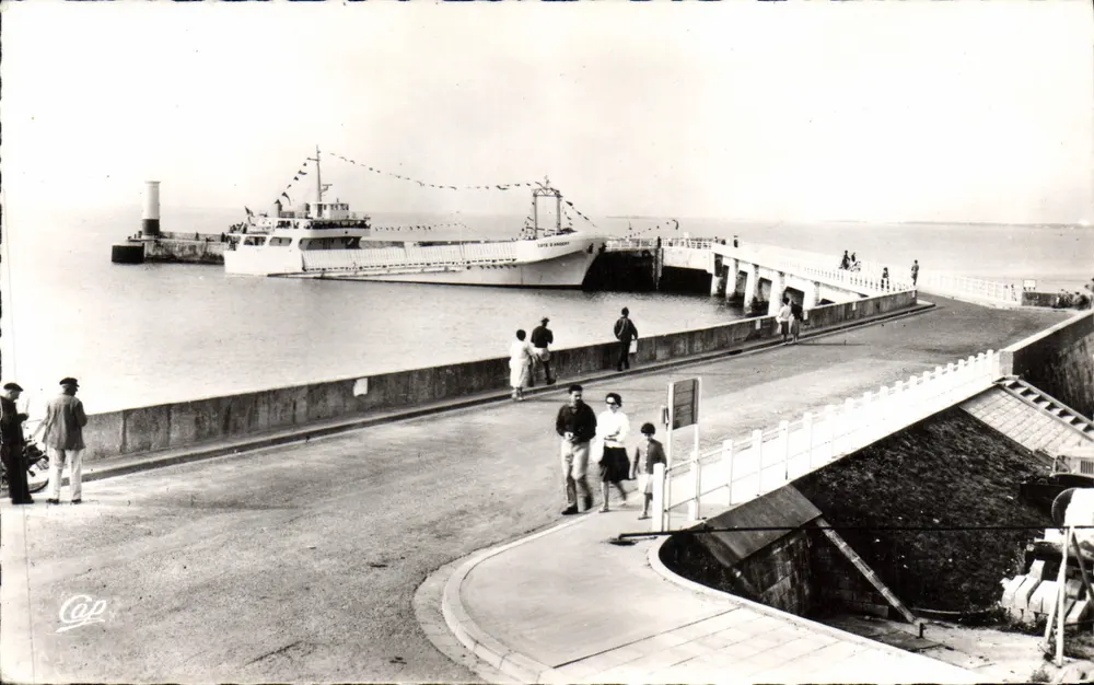 Royan — O « Côte-d'Argent » na Ponta — C.A.P., Paris - Frente